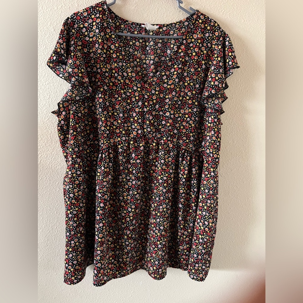 2XL Chic Soul black floral flutter sleeve top. Great condition